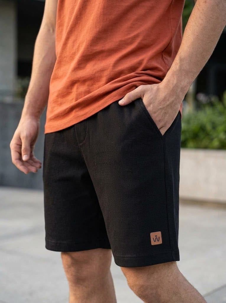 Camiseta terracota com bermuda preta texturizada