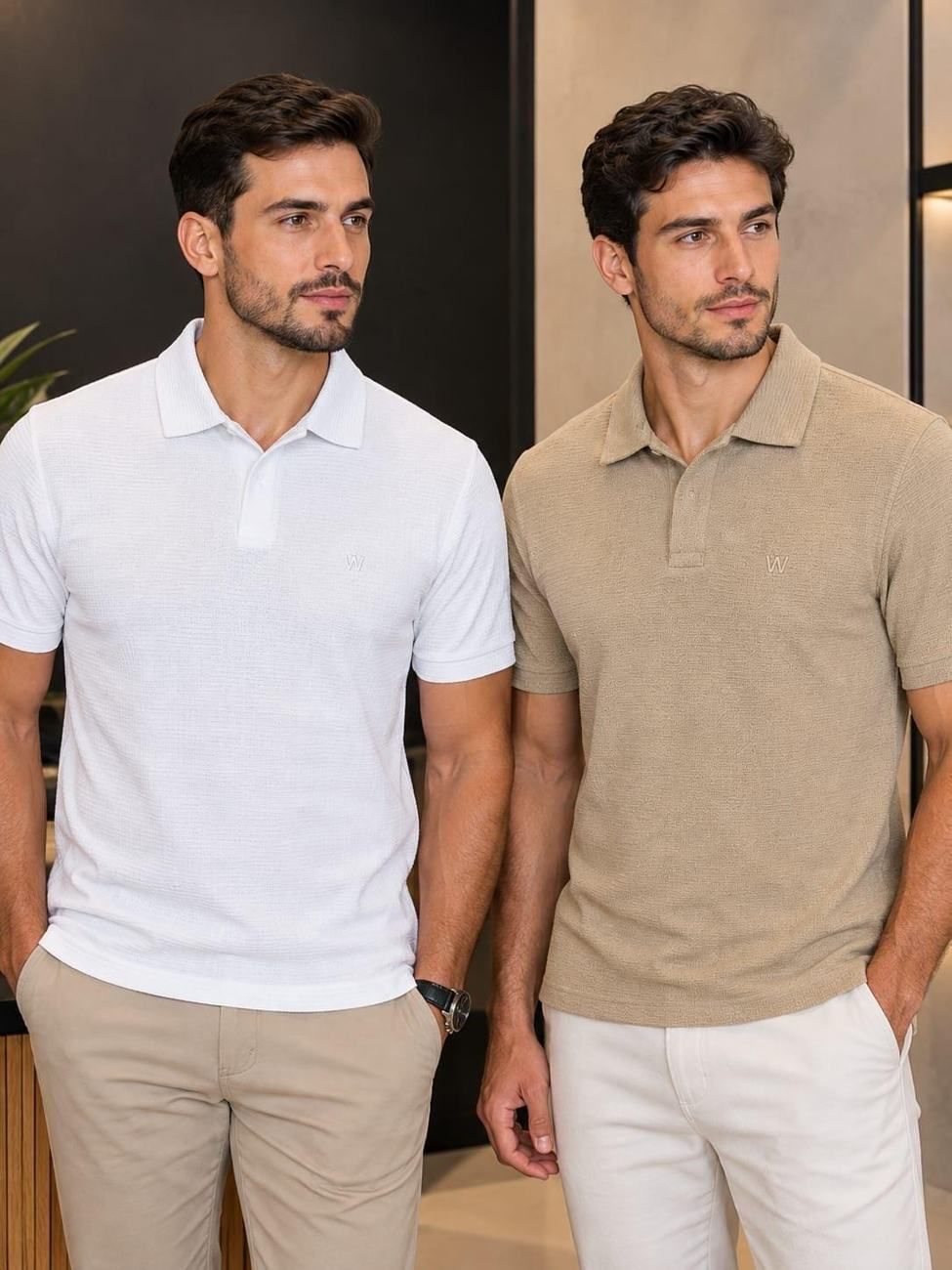 Dois homens vestindo polos texturizadas, uma branca e uma bege, com calças claras