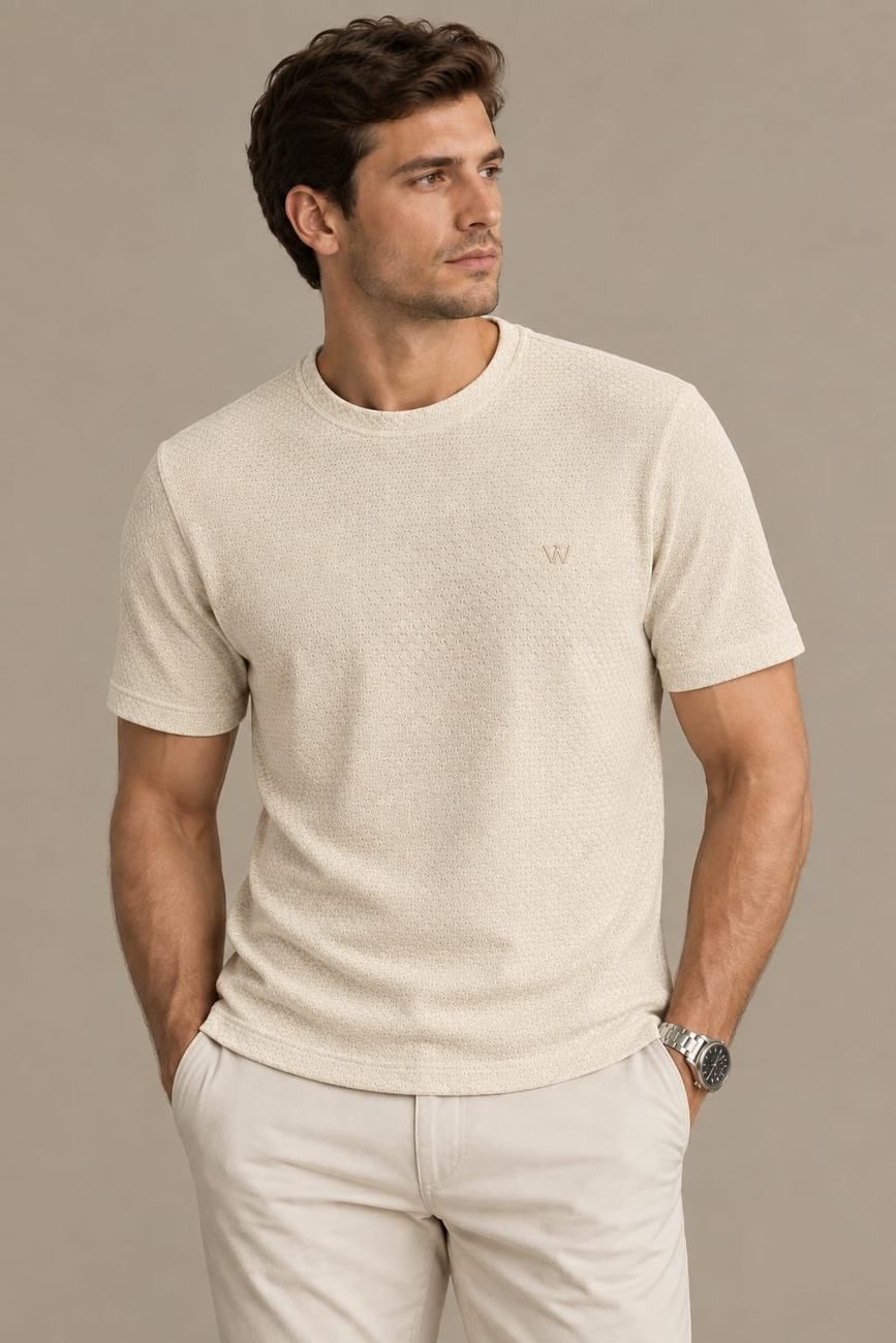 Homem usando camiseta bege em tecido texturizado e calça clara, look casual premium 44HOMME