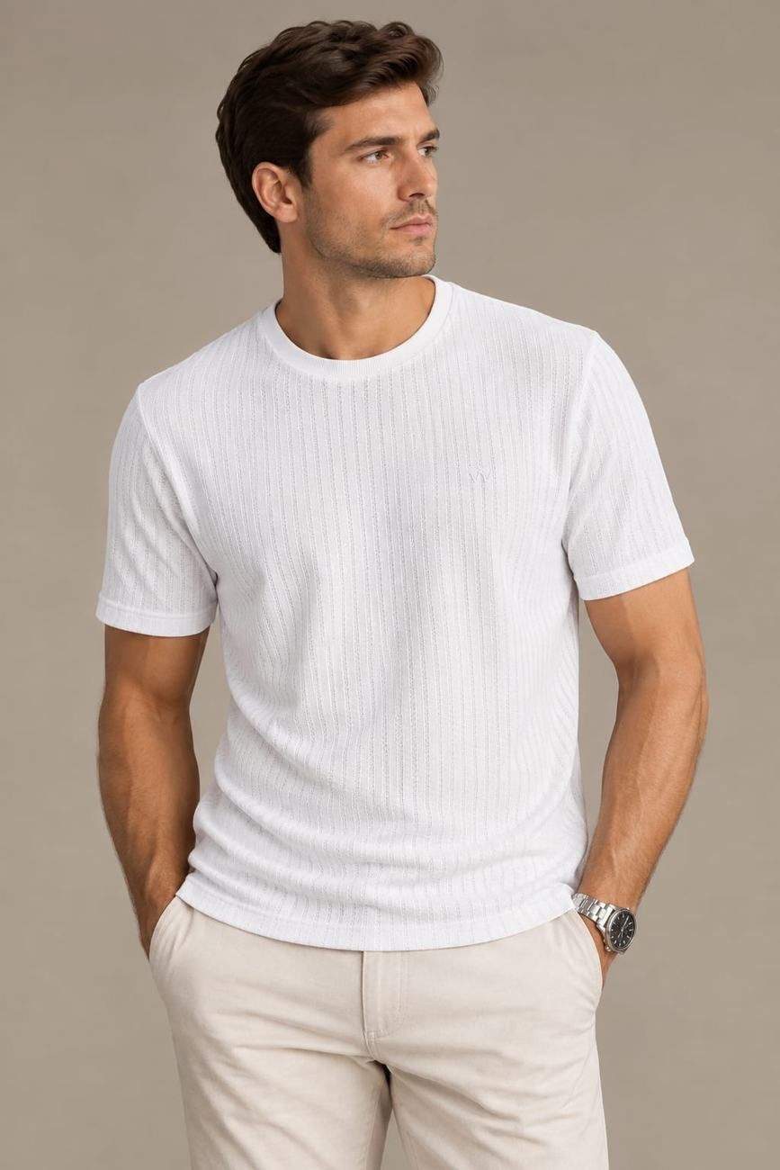 Camiseta branca canelada com calça bege